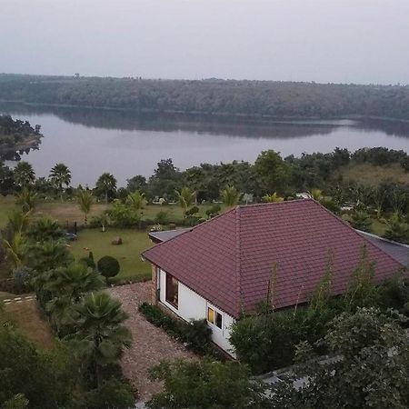 Stayvista'S Lakeside Whispers - Lake & Mountain-View Villa With Lawn & Indoor-Outdoor Games Нагпур Екстериор снимка
